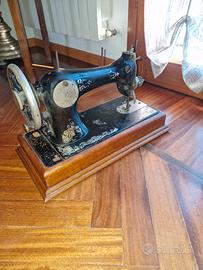 Vecchia Macchina da cucire e vecchio filaretto