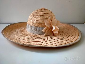 cappello in paglia a tesa larga