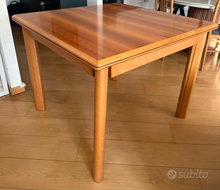 Tavolo quadrato in legno laccato con 4 sedie