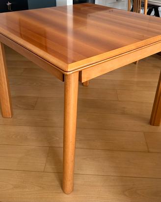 Tavolo quadrato in legno laccato con 4 sedie