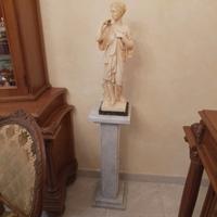 Statuetta e oggetti antiquariato.