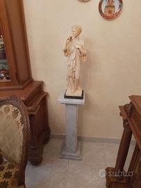 Statuetta e oggetti antiquariato.