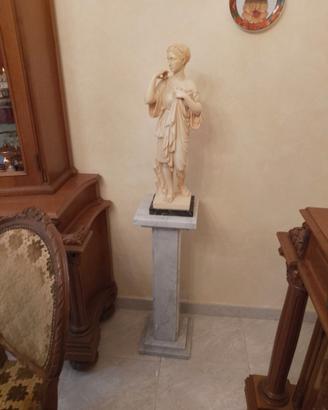 Statuetta e oggetti antiquariato.