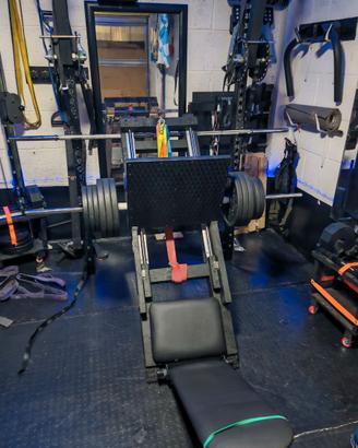 Leg press compatta proggettata e costruita
