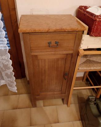 Comodino in legno e marmo