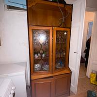 Mobile antico con ante a vetrata