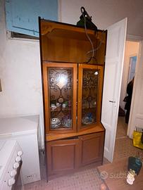 Mobile antico con ante a vetrata