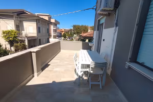 Ampio terrazzo, vicino al centro, zona Villa Pini