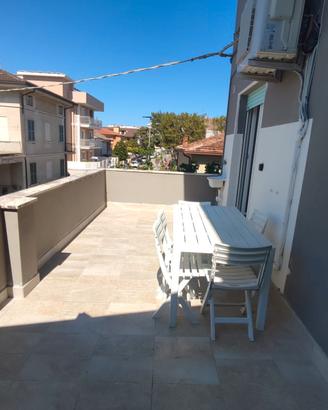 Ampio terrazzo, vicino al centro, zona Villa Pini