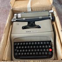 Macchina da scrivere olivetti