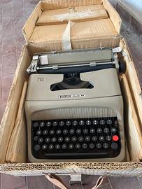 Macchina da scrivere olivetti