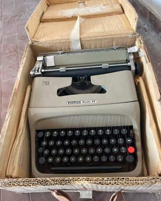 Macchina da scrivere olivetti