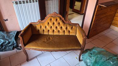 divanetto 2 posti e madie