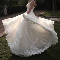 Abito da sposa in tulle completo di accessori