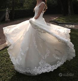 Abito da sposa in tulle completo di accessori