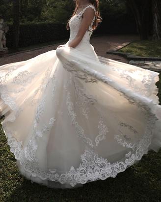 Abito da sposa in tulle completo di accessori