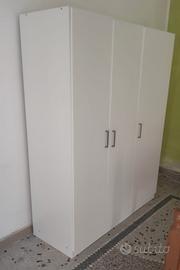 Armadio bianco a 4 ante  con maniglie 