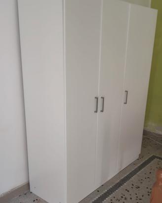 Armadio bianco a 4 ante  con maniglie 