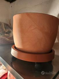 VASO PLASTICA CON SOTTOVASO  ROTELLE