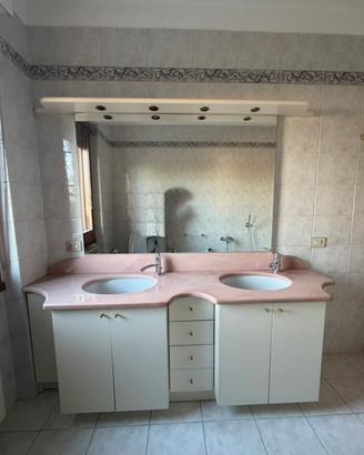 Mobile bagno con doppio lavabo, top in marmo rosa