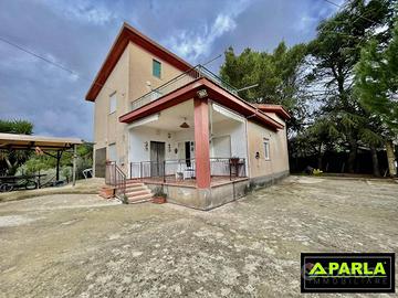 Villa di 5300 m² con più di 5 locali e box auto do