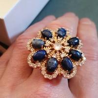 Anello cocktail con pietre blu e oro