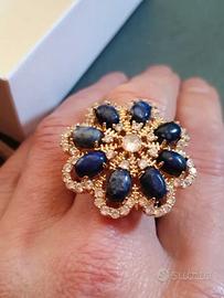 Anello cocktail con pietre blu e oro