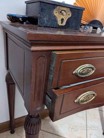 Due comodini in noce fine 19° secolo