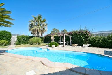 Flumini casa indipendente con piscina circondata d