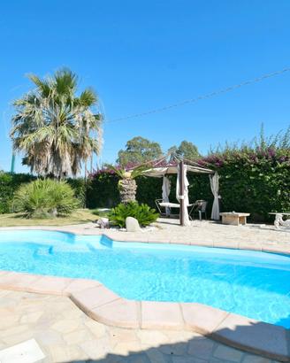 Flumini casa indipendente con piscina circondata d