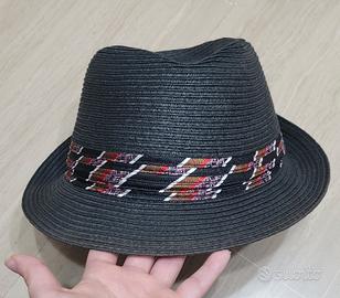 cappello in paglia di carta
