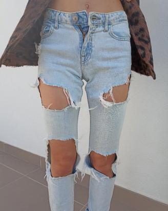 Jeans strappati, nuova tendenza 2027