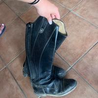 stivali oxford da equitazione e pantaloni