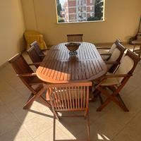 Tavolo e sedie in legno per esterni