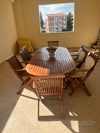 Tavolo e sedie in legno per esterni