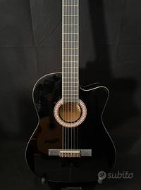 Chitarra classica 4/4 amplificata