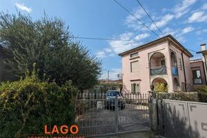 Casa indipendente di 200 m² con più di 5 locali e 