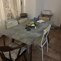 Tavolo con quattro sedie