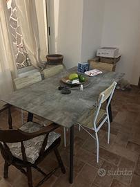 Tavolo con quattro sedie