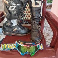 stivali e occhiali per moto cross