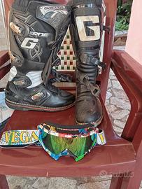 stivali e occhiali per moto cross