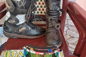 stivali e occhiali per moto cross