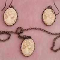 collana e orecchini pendenti cammeo ottone