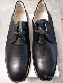 Scarpe militari vintage in pelle nera anni 90.