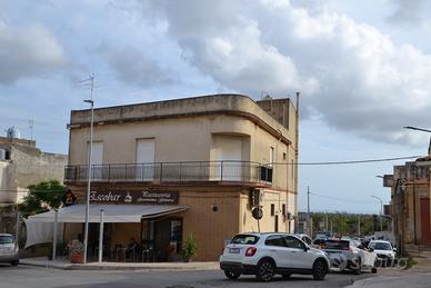 Casa indipendente luminosa ad angolo via Marinella