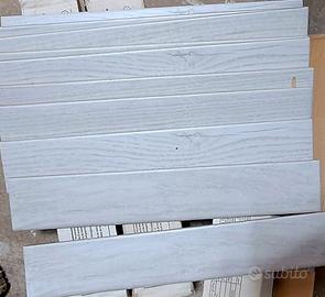 battiscopa bianco-grigia 