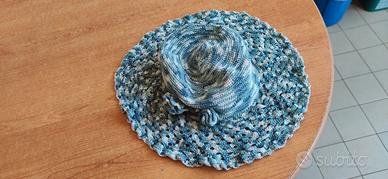 Cappellino a uncinetto