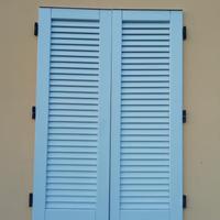 Persiane in legno per finestre. 