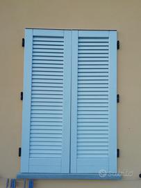 Persiane in legno per finestre. 