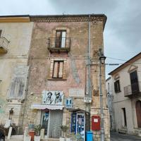 Edificio cielo terra da ristrutturare